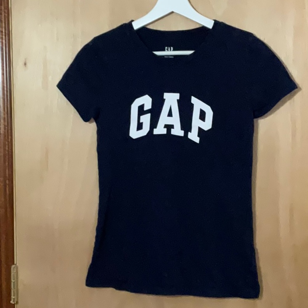 2 GAP t-shirts